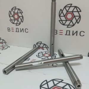 Ось. Материал нержавеющая сталь. Внутрь запресована бронзовая направляющая втулка. Габаритные размеры ф28х250