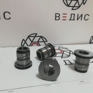 Втулка. Конструкционная легированная сталь с термо обработкой до высокой твердости. Габаритные размеры ф55х85. Особенность — внутренние и наружные диаметры с допусками H7