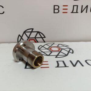 Деталь Фланец. Материал нержавеющая сталь. Запресована бронзовая втулка и расточена в допуск Н7. Габариты: диаметр 55мм, L=100мм